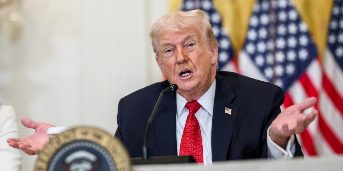 Președintele SUA, Donald Trump, a reamintit duminică seară intențiile sale de a interveni în conflictul din Orientul Mijlociu dacă nu se ajunge la un acord cu Iranul, avertizând că ar putea prelua controlul asupra petrolului iranian în cazul unui eșec al negocierilor