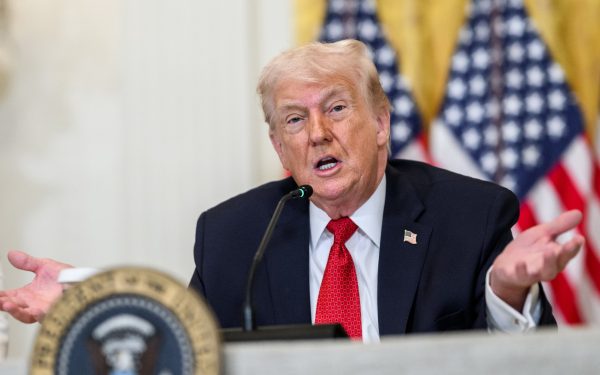 Președintele SUA, Donald Trump, a reamintit duminică seară intențiile sale de a interveni în conflictul din Orientul Mijlociu dacă nu se ajunge la un acord cu Iranul, avertizând că ar putea prelua controlul asupra petrolului iranian în cazul unui eșec al negocierilor