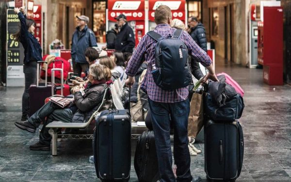 Spania începe REGULARIZAREA imigranților fără acte: Aproape 500.000 de oameni