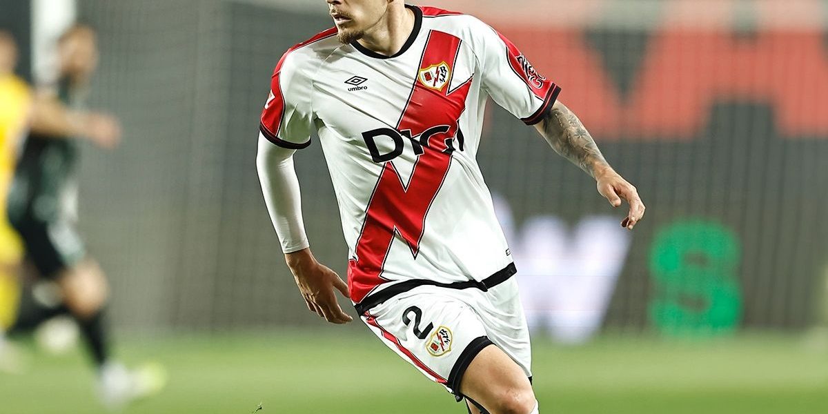ANDREI RAȚIU, INCERT PENTRU MECIUL CU AEK ATENA Andrei Rațiu, fundașul român al echipei Rayo Vallecano, se confruntă cu probleme medicale și este incert pentru meciul din Conference League împotriva formației AEK Atena