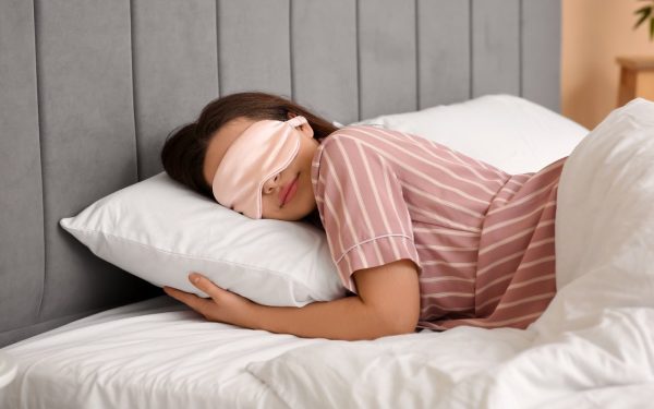 Dormitul fără lenjerie intimă poate fi o alegere personală, însă specialiștii avertizează că beneficiile și riscurile acestei practici depind de mai mulți factori