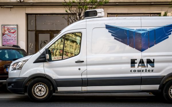 FAN Courier șochează: Închide recepțiile! Ce ascunde gigantul curieratului?