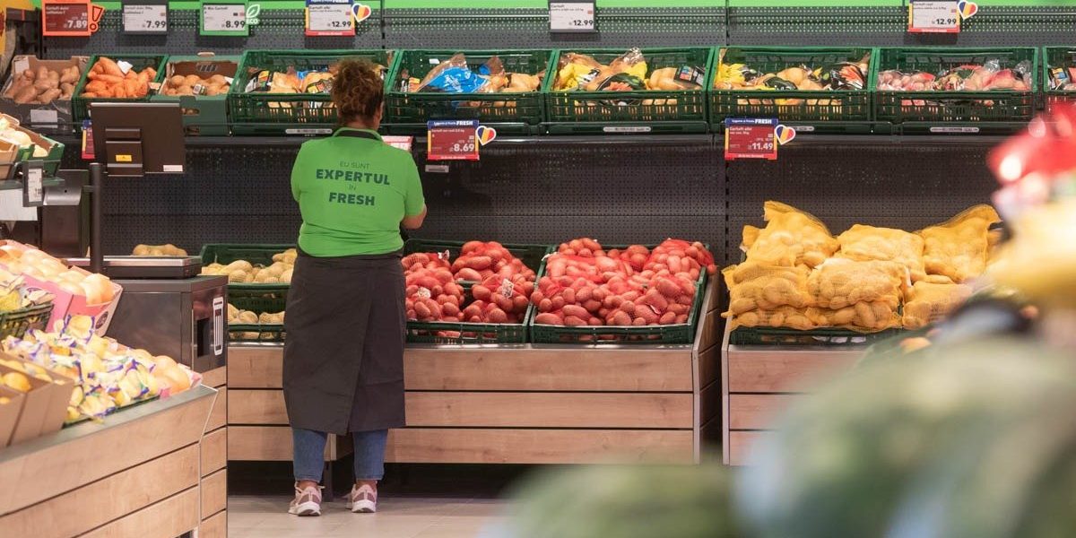 Românii se pregătesc intens pentru sărbătorile de Paște, iar ultimele cumpărături sunt pe cale să fie făcute