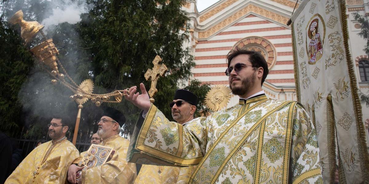 Credincioșii ortodocși și greco-catolici sărbătoresc duminică Floriile, un eveniment religios important care marchează intrarea lui Iisus Hristos în Ierusalim