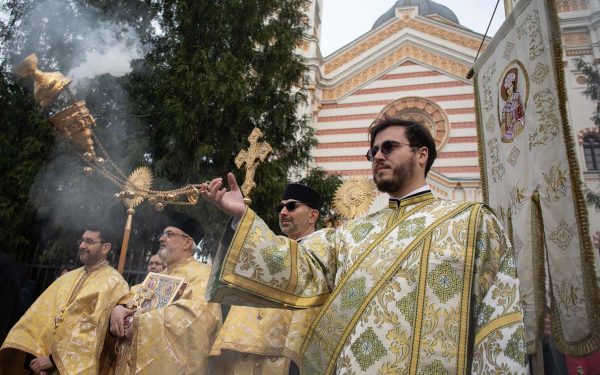 Credincioșii ortodocși și greco-catolici sărbătoresc duminică Floriile, un eveniment religios important care marchează intrarea lui Iisus Hristos în Ierusalim