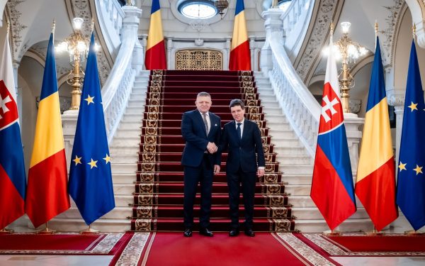 Premierul Slovac Robert Fico a discutat despre cooperarea nucleară și energia din Marea Neagră cu oficialii români Premierul Slovac Robert Fico a avut, recent, o întâlnire cu Președintele României, Nicușor Dan, și cu Prim-ministrul Ilie Bolojan, în încercarea de a intensifica colaborarea dintre cele două țări în domeniul energiei