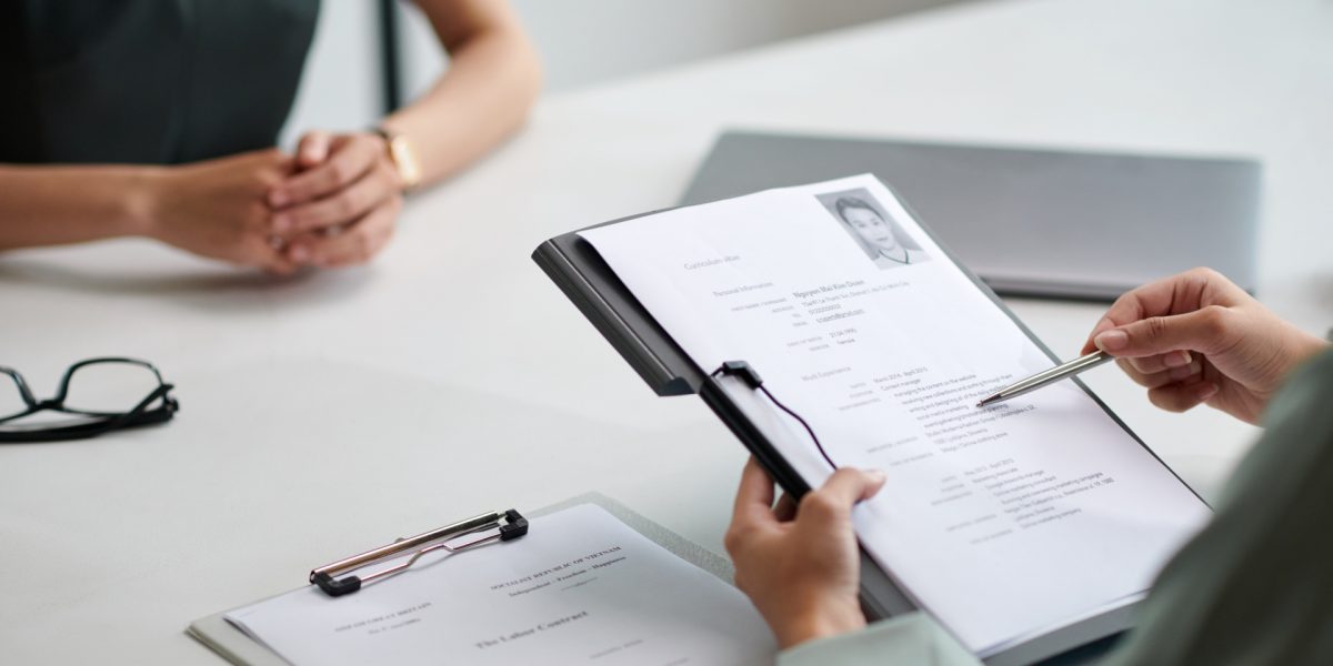 Românii caută al doilea job: Unde sunt cele mai multe oferte part-time? (AUDIO)