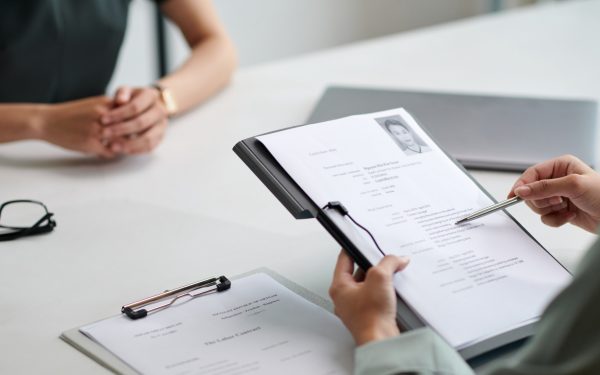 Românii caută al doilea job: Unde sunt cele mai multe oferte part-time? (AUDIO)