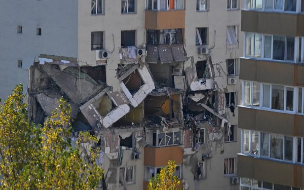 Protest în Rahova: Supraviețuitorii cer acces în apartamente, după explozie