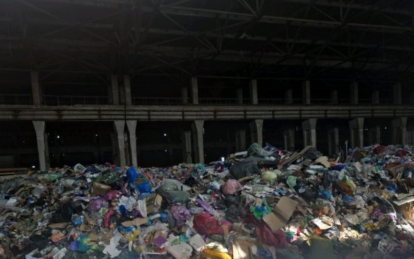 Garda de Mediu București a descoperit cantități mari de deșeuri depozitate ilegal într-o hală din spatele Halei Laminor, în urma unor controale efectuate recent