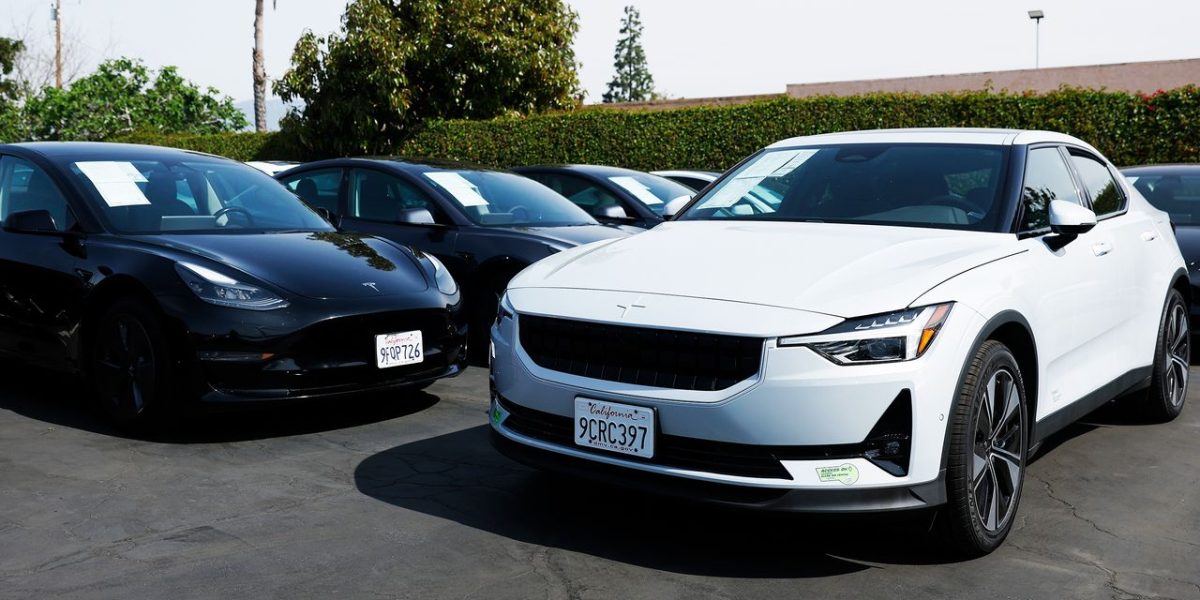 Creșterea prețurilor la combustibili propulsează vânzările de mașini electrice second-hand în SUA Cererea de mașini electrice second-hand este în creștere în Statele Unite, pe fondul majorării prețurilor la combustibili, generate de conflictul din Iran