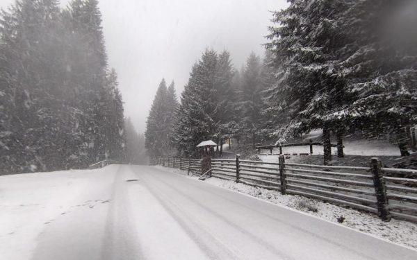 Vremea geroasă a pus stăpânire pe România, meteorologii anunțând temperaturi neobișnuit de scăzute pentru această perioadă, din cauza unui ciclon format în Marea Mediterană