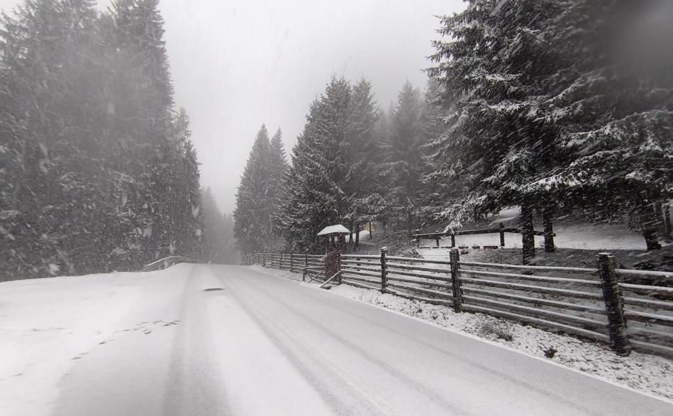 Vremea geroasă a pus stăpânire pe România, meteorologii anunțând temperaturi neobișnuit de scăzute pentru această perioadă, din cauza unui ciclon format în Marea Mediterană