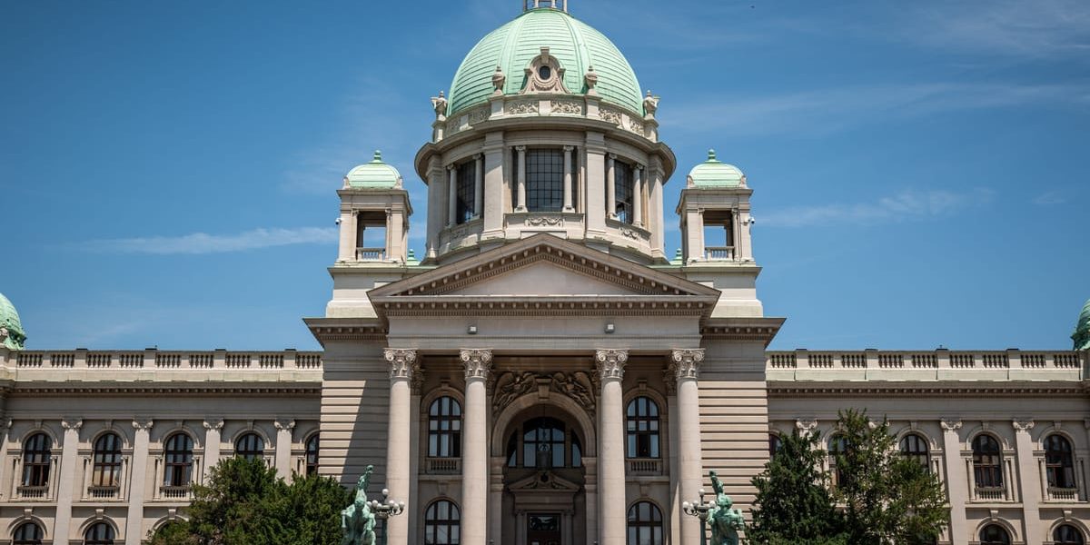 UE taie Serbia de la finanțare: Până la 1,5 miliarde € din cauza democrației