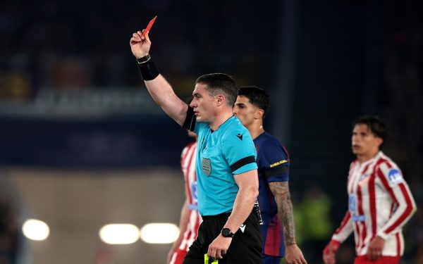Atletico Madrid a învins Barcelona cu 2-0 în turul sferturilor de finală ale UEFA Champions League, disputat pe Camp Nou, însă victoria a fost umbrită de controversele legate de arbitrajul lui Istvan Kovacs