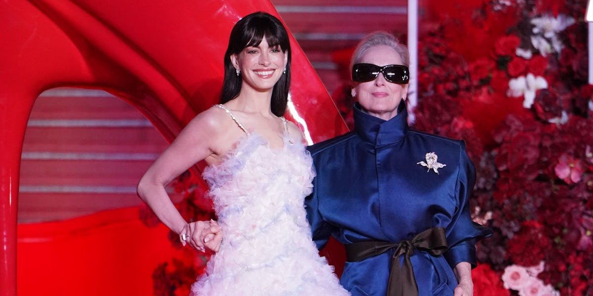 HATHAWAY și STREEP, „diavolițe” pe covorul roșu: detalii ascunse, de senzație
