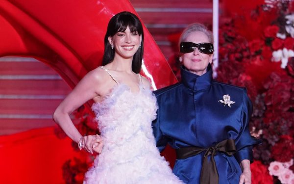 HATHAWAY și STREEP, „diavolițe” pe covorul roșu: detalii ascunse, de senzație