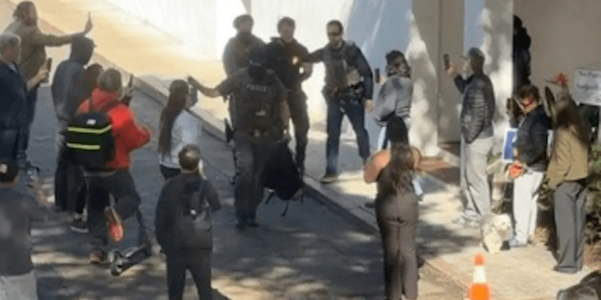 Apărarea Democrației: Comunitățile vs. ICE, Sub Semnul Interogației