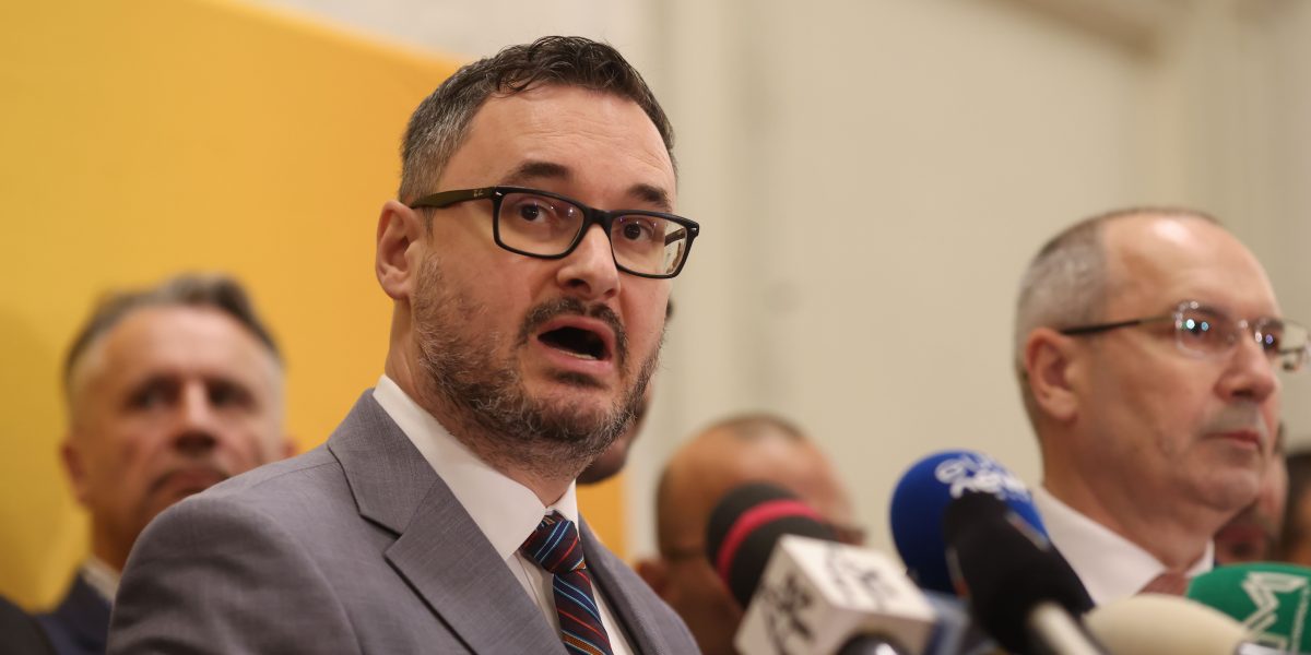 VIDEO. Scandal la Parlament: AUR-ist agresiv, după ceartă cu deputatul Dan Tănasă. Reacția partidului