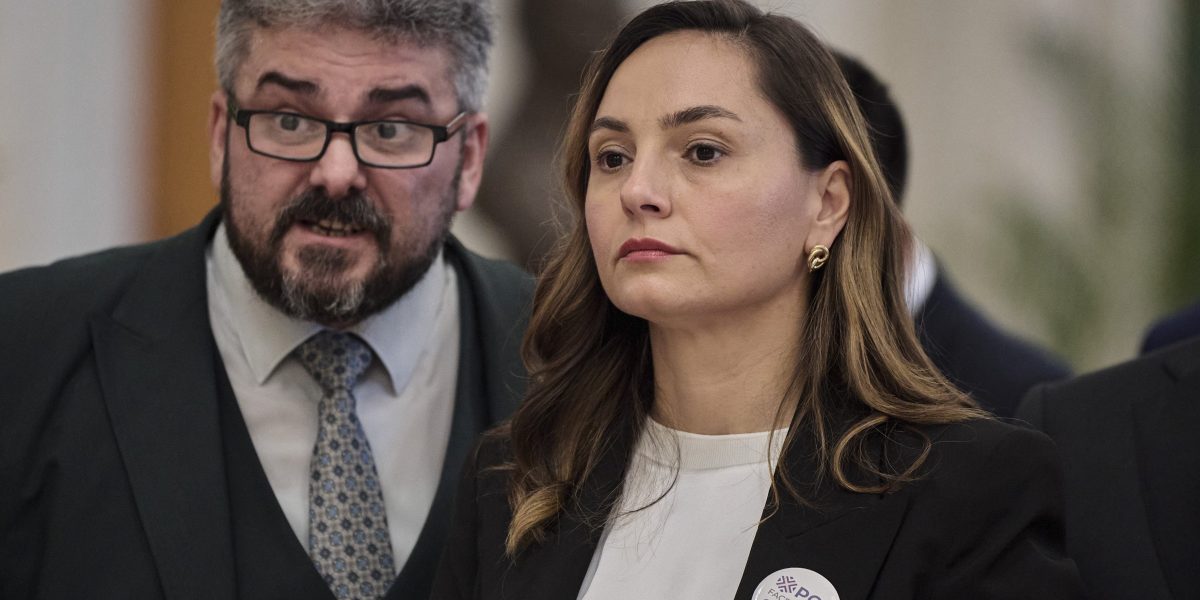 42 de parlamentari au depus un proiect de lege pentru abolirea legilor anti-propagandă legionară și antisemitism 42 de parlamentari au transmis la finalul acestei luni o inițiativă legislativă la Senat, în care propun abrogarea legilor existente în România care pedepsește propaganda legionară și interzice antisemitismul