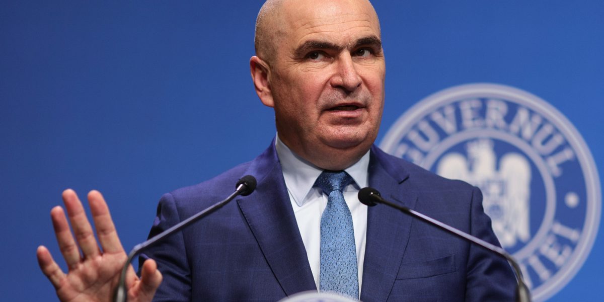 Dat afară de Bolojan, omul lui Băsescu îl face praf: „Cheltuim ce n-avem!”