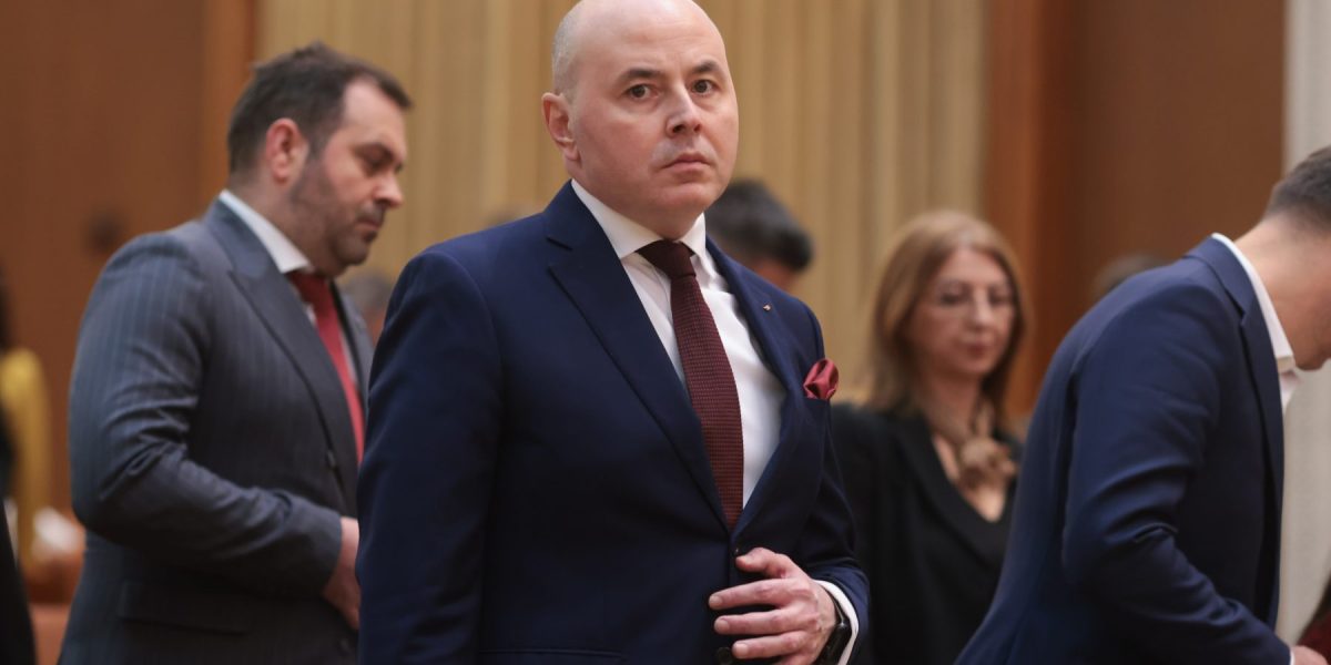 Liberalii, contraatacul: PNL apără listările la bursă, PSD pe bară