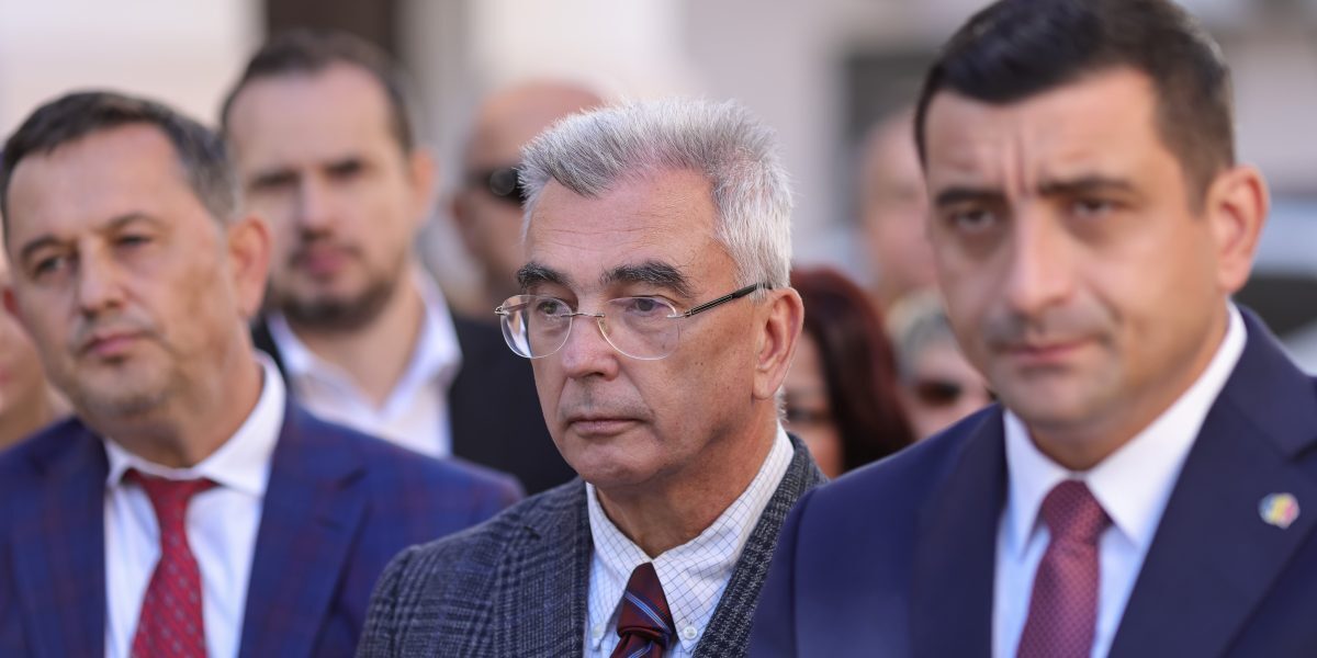 Liderul senatorilor AUR, Petrişor Peiu, a anunțat că partidul său intenționează să depună moţiune de cenzură împotriva guvernului condus de Bolojan în fiecare sesiune parlamentară, cu cel mai probabil demersuri în luna mai, după publicarea datelor oficiale referitoare la starea economiei
