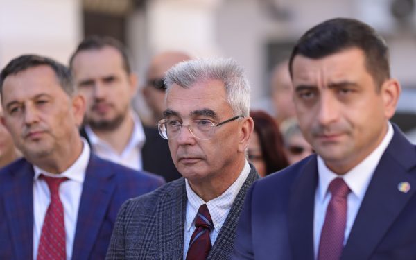 Liderul senatorilor AUR, Petrişor Peiu, a anunțat că partidul său intenționează să depună moţiune de cenzură împotriva guvernului condus de Bolojan în fiecare sesiune parlamentară, cu cel mai probabil demersuri în luna mai, după publicarea datelor oficiale referitoare la starea economiei