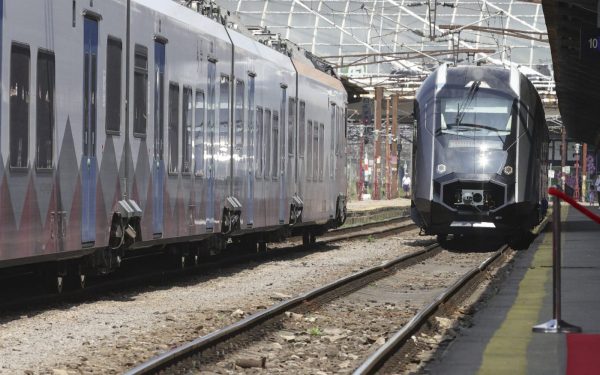 Modernizarea liniei feroviare dintre Brașov și Sighișoara promite reducerea semnificativă a timpului de călătorie pentru ruta București – Arad, o veste importantă pentru pasageri și pentru traficul feroviar din România