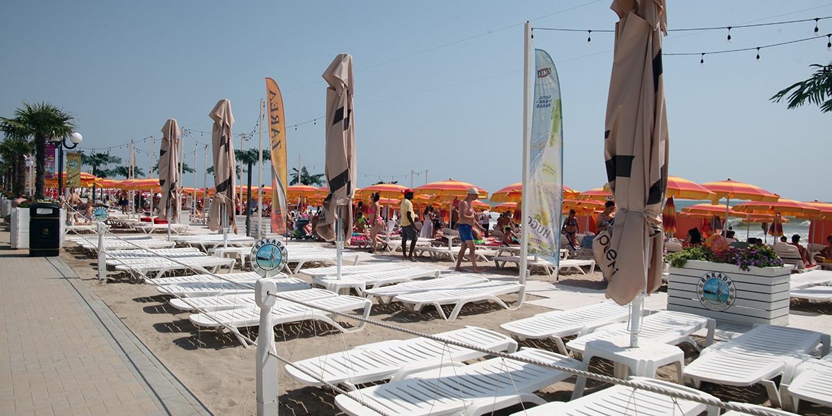 Șezlongurile Ilegale de pe Plaje, VÂNAT în România de Ministrul Mediului