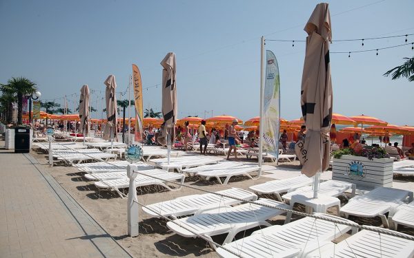 Șezlongurile Ilegale de pe Plaje, VÂNAT în România de Ministrul Mediului