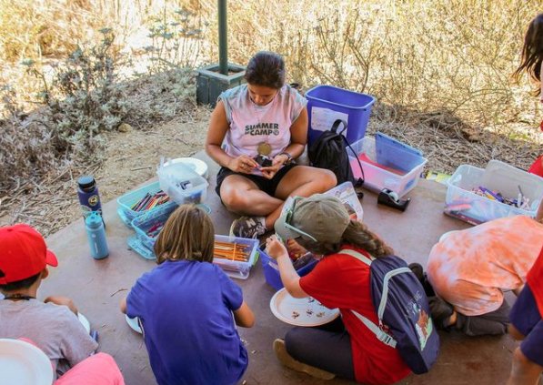 Campanii educaționale dincolo de granițele României: necesitatea adaptării pentru dezvoltarea tinerilor români Pe măsură ce lumea devine din ce în ce mai interconectată, educația trebuie să își adapteze metodele și conținutul pentru a pregăti tinerii pentru provocările secolului XXI