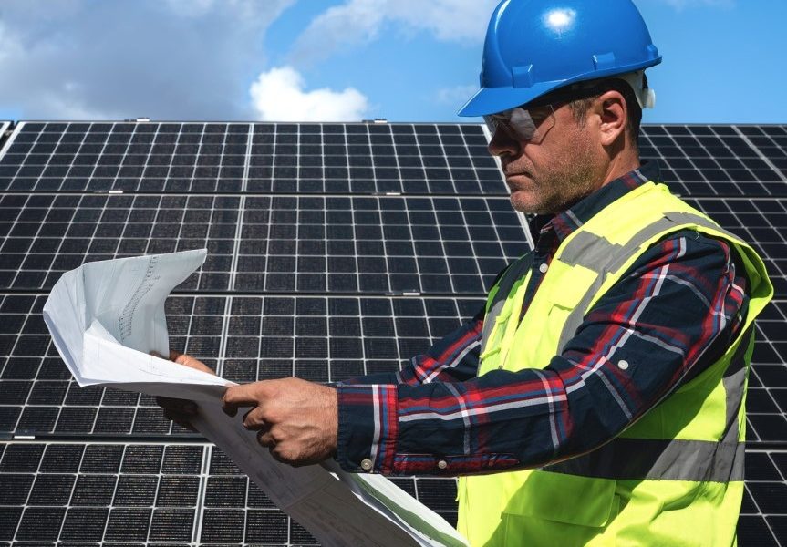 PPC Energie Lansează Servicii De Mentenanță Pentru Sisteme Fotovoltaice Destinate Companiilor PPC Energie, un furnizor integrat de energie, își extinde portofoliul de soluții avansate pentru companii, prin lansarea serviciilor de mentenanță preventivă și corectivă pentru sistemele fotovoltaice