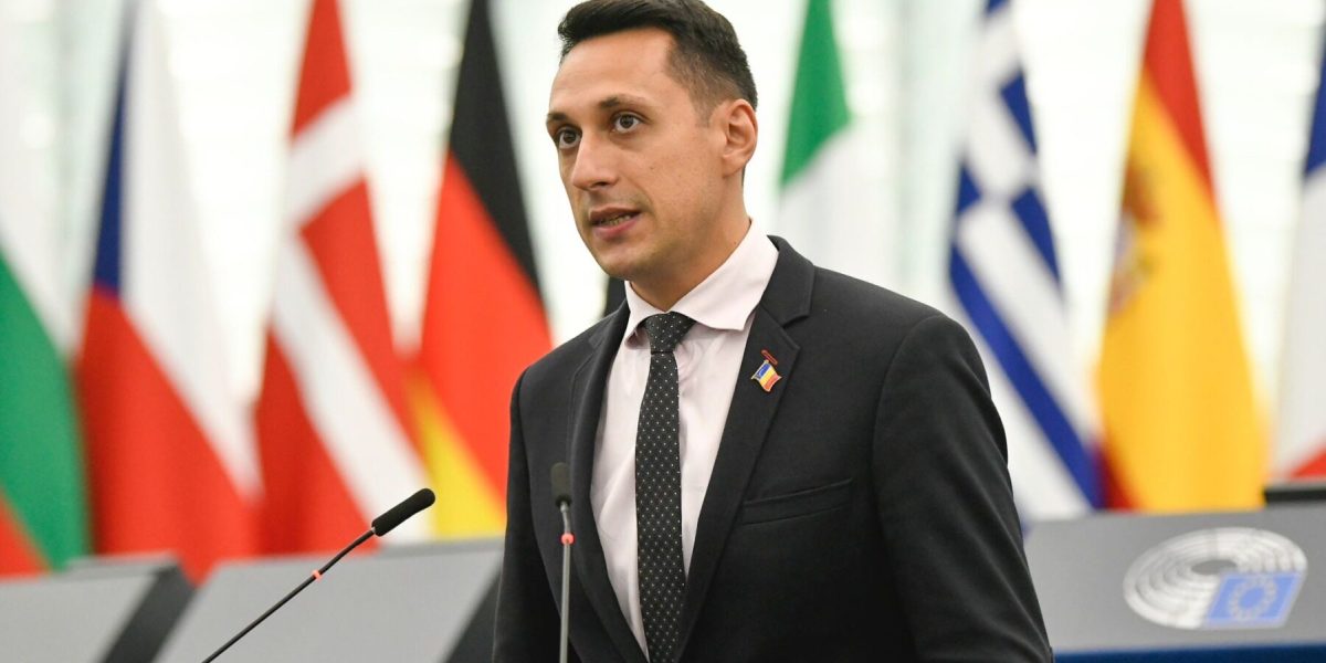 O eventuală retragere a PSD din coaliția de guvernare ar putea deschide calea unei moțiuni de cenzură susținută de AUR, conform declarațiilor lui Vlad Gheorghe, consilier onorific al premierului Ilie Bolojan