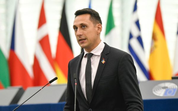 O eventuală retragere a PSD din coaliția de guvernare ar putea deschide calea unei moțiuni de cenzură susținută de AUR, conform declarațiilor lui Vlad Gheorghe, consilier onorific al premierului Ilie Bolojan