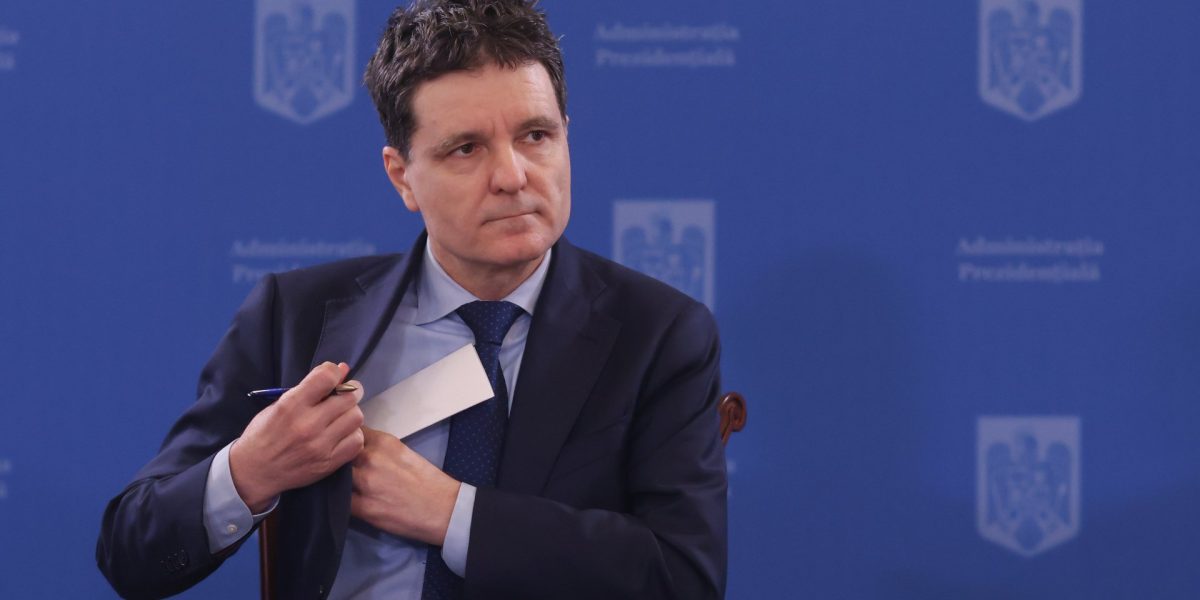 Președintele Nicușor Dan a avut luni o întâlnire de urgență la Palatul Cotroceni cu premierul Ilie Bolojan, miniștrii Energiei și Transporturilor, precum și reprezentanți ai companiilor petroliere, pentru a analiza situația aprovizionării cu combustibili în contextul tensiunilor globale generate de închiderea Strâmtorii Ormuz