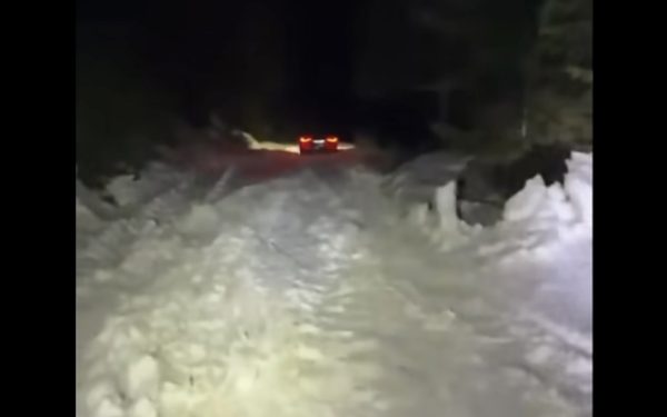 Înzapezire de Paște în Cheile Oltețului: Un tată și fiul, blocați de viscol