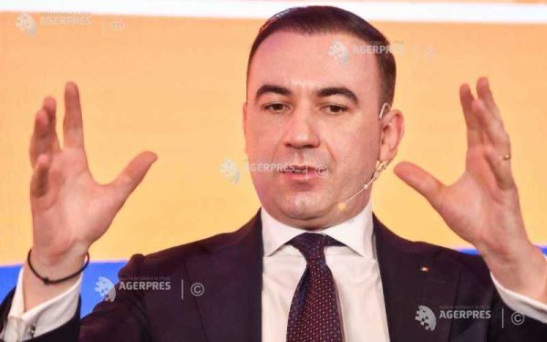 Ivan: Decizia de a părăsi guvernarea aparține celor 5.000 de membri ai PSD Ministrul Energiei, Bogdan Ivan, a declarat marți că decizia de a ieși de la guvernare aparține celor 5.000 de membri ai Partidului Social Democrat (PSD), membri care urmează să se reunească pe 20 aprilie pentru a discuta viitorul aliantei guvernamentale