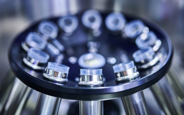 Deșeurile din plastic, o resursă neașteptată în domeniul farmaceutic O echipă de cercetători a demonstrat recent că plasticul PET, unul dintre cele mai comune tipuri de deșeuri, poate fi transformat în laborator pentru a produce tratamente esențiale în lupta împotriva bolii Parkinson