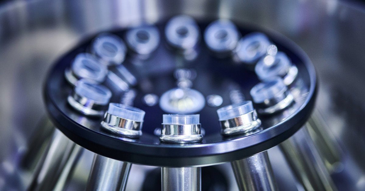 Deșeurile din plastic, o resursă neașteptată în domeniul farmaceutic O echipă de cercetători a demonstrat recent că plasticul PET, unul dintre cele mai comune tipuri de deșeuri, poate fi transformat în laborator pentru a produce tratamente esențiale în lupta împotriva bolii Parkinson