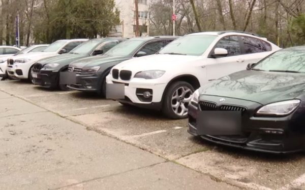 Anchetă la ANAF după dispariția a peste 200 de mașini confiscate, iar suspiciunile planează asupra angajaților instituției O problemă majoră a fost descoperită în urmă cu câteva zile în cadrul Agenției Naționale de Administrare Fiscală (ANAF), unde s-a constatat dispariția a peste 200 de autovehicule confiscate sau puse sub sechestru în urma controalelor