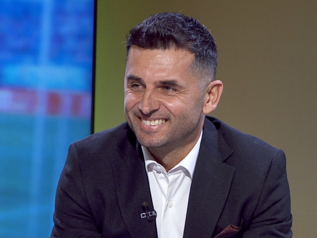 Dică, abonat la contracte grase: Unde-și bagă antrenorul banii?