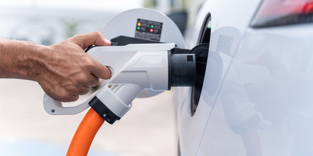 Explozie electrică în UE: Scumpirea carburantului duce vânzările auto la cote maxime. Ce-i cu România?
