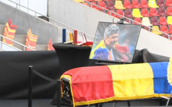 Sicriul cu trupul regretatului antrenor Mircea Lucescu a fost depus la Arena Națională, sute de oameni adunându-se pentru a-și lua rămas bun de la o legendă a fotbalului românesc