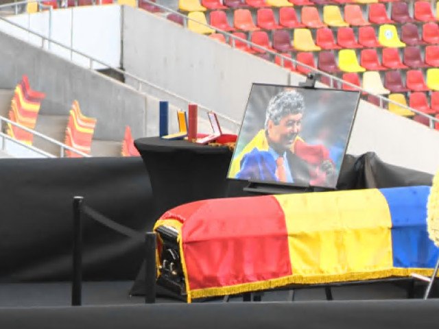 Sicriul cu trupul regretatului antrenor Mircea Lucescu a fost depus la Arena Națională, sute de oameni adunându-se pentru a-și lua rămas bun de la o legendă a fotbalului românesc