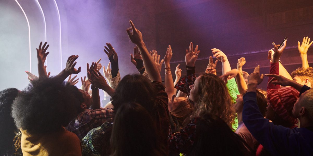 Tinerii renunță la alcool în Londra: cluburile se adaptează, distracția se schimbă