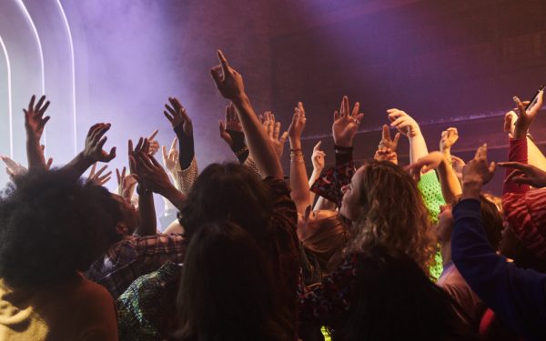 Tinerii renunță la alcool în Londra: cluburile se adaptează, distracția se schimbă