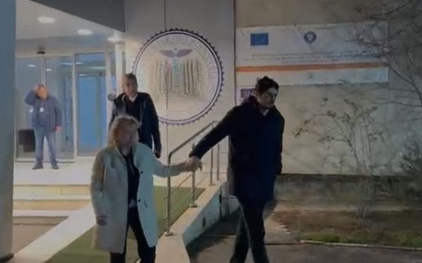 În miezul nopții, Răzvan Lucescu a ajuns la spitalul în care este internat Mircea Lucescu, în contextul unei stări de sănătate care a atras atenția fanilor și a apropiaților