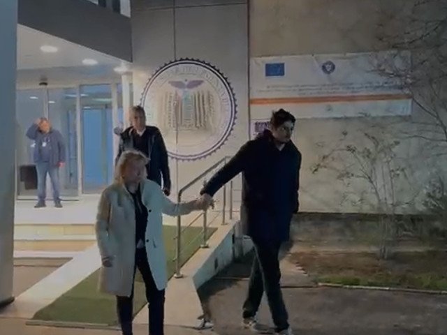 În miezul nopții, Răzvan Lucescu a ajuns la spitalul în care este internat Mircea Lucescu, în contextul unei stări de sănătate care a atras atenția fanilor și a apropiaților