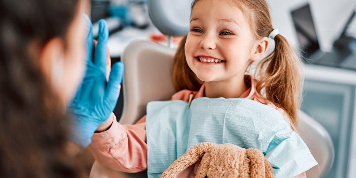 Peste un milion de elevi români nu beneficiază de consultații stomatologice în cadrul școlilor, deși această măsură ar fi esențială pentru prevenție și menținerea sănătății orale